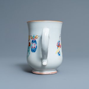 Une paire de bols en porcelaine de Chine famille rose sur socle en bronze doré et une chope à décor mandarin, Qianlong — photo 11