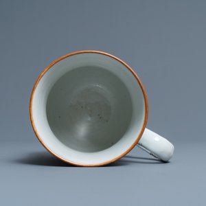 Une paire de bols en porcelaine de Chine famille rose sur socle en bronze doré et une chope à décor mandarin, Qianlong — photo 12