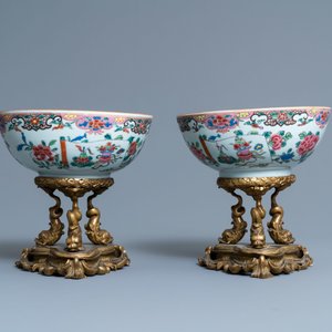 Une paire de bols en porcelaine de Chine famille rose sur socle en bronze doré et une chope à décor mandarin, Qianlong — photo 2