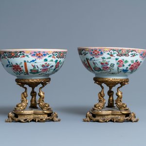 Une paire de bols en porcelaine de Chine famille rose sur socle en bronze doré et une chope à décor mandarin, Qianlong — photo 4