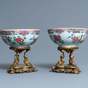 Une paire de bols en porcelaine de Chine famille rose sur socle en bronze doré et une chope à décor mandarin, Qianlong — photo 5