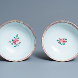 Une paire de bols en porcelaine de Chine famille rose sur socle en bronze doré et une chope à décor mandarin, Qianlong — photo 6