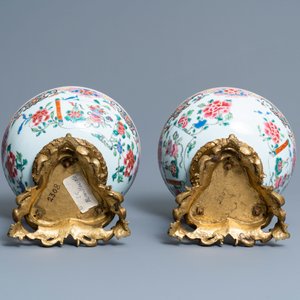 Une paire de bols en porcelaine de Chine famille rose sur socle en bronze doré et une chope à décor mandarin, Qianlong — photo 7
