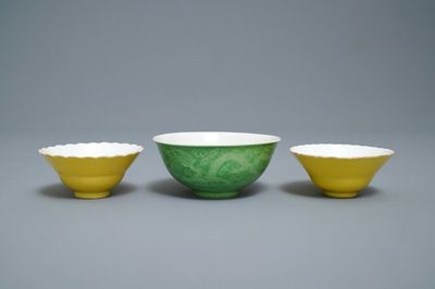 Une paire de bols en porcelaine de Chine jaune monochrome et un en vert de citron, marque de Guangxu, 19/20ème