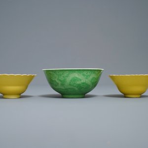 Une paire de bols en porcelaine de Chine jaune monochrome et un en vert de citron, marque de Guangxu, 19/20ème — photo 4