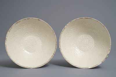 Une paire de bols en porcelaine de Chine qingbai à décor de phénix, Song