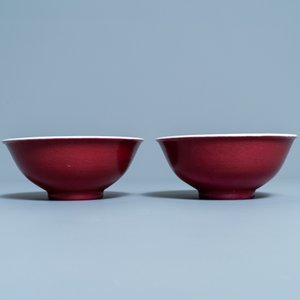 Une paire de bols en porcelaine de Chine rouge de rubis monochrome, marque et époque de Jiaqing — photo 4