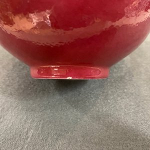 Une paire de bols en porcelaine de Chine rouge de rubis monochrome, marque et époque de Jiaqing — photo 9