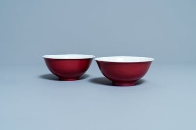 Une paire de bols en porcelaine de Chine rouge de rubis monochrome, marque et époque de Jiaqing