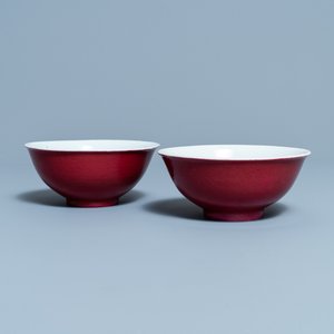 Une paire de bols en porcelaine de Chine rouge de rubis monochrome, marque et époque de Jiaqing — photo 1
