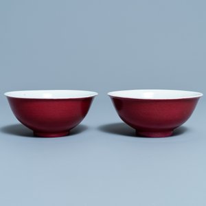 Une paire de bols en porcelaine de Chine rouge de rubis monochrome, marque et époque de Jiaqing — photo 2