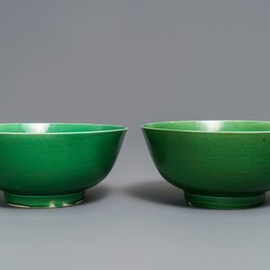 Une paire de bols en porcelaine de Chine vert monochrome, Kangxi — photo 1