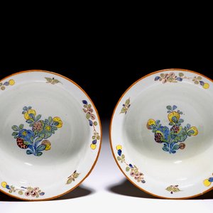 Une paire de bols et couvercles en faïence de Delft polychrome, début du 18ème — photo 7