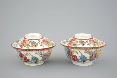 Une paire de bols et couvercles en faïence de Delft polychrome, début du 18ème