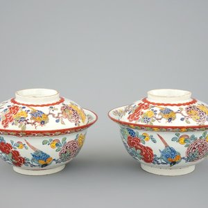 Une paire de bols et couvercles en faïence de Delft polychrome, début du 18ème — photo 1