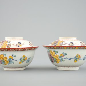 Une paire de bols et couvercles en faïence de Delft polychrome, début du 18ème — photo 3