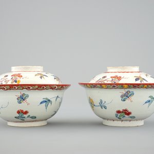 Une paire de bols et couvercles en faïence de Delft polychrome, début du 18ème — photo 4