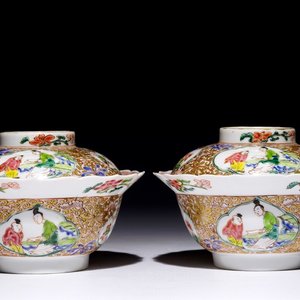 Une paire de bols et leur couvercle en porcelaine de Chine famille rose, Yongzheng — photo 1