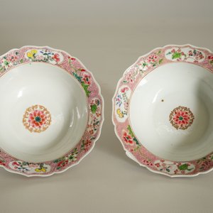 Une paire de bols et leur couvercle en porcelaine de Chine famille rose, Yongzheng — photo 19