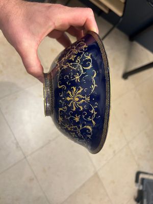 Une paire de bols et une paire de tasses en émaux de Canton, Chine, marque Ruyi 如意, Qianlong — photo 14
