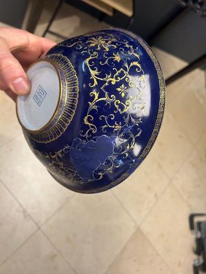 Une paire de bols et une paire de tasses en émaux de Canton, Chine, marque Ruyi 如意, Qianlong — photo 15