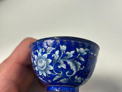 Une paire de bols et une paire de tasses en émaux de Canton, Chine, marque Ruyi 如意, Qianlong — photo 4