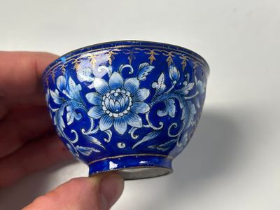 Une paire de bols et une paire de tasses en émaux de Canton, Chine, marque Ruyi 如意, Qianlong — photo 8