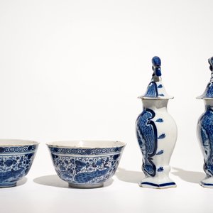 Une paire de bols et une paire de vases couverts en faïence de Delft bleu et blanc, 18ème — photo 2