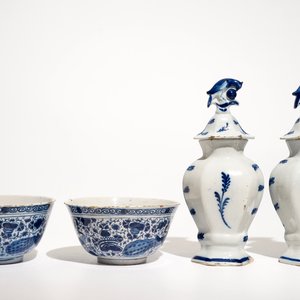 Une paire de bols et une paire de vases couverts en faïence de Delft bleu et blanc, 18ème — photo 3