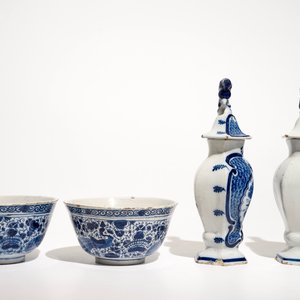 Une paire de bols et une paire de vases couverts en faïence de Delft bleu et blanc, 18ème — photo 4