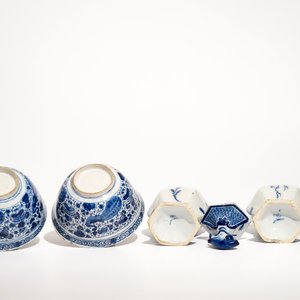 Une paire de bols et une paire de vases couverts en faïence de Delft bleu et blanc, 18ème — photo 6