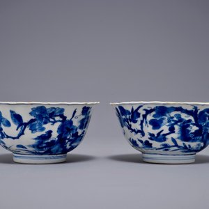 Une paire de bols lobés aux phénix en porcelaine de Chine bleu et blanc, Kangxi — photo 2