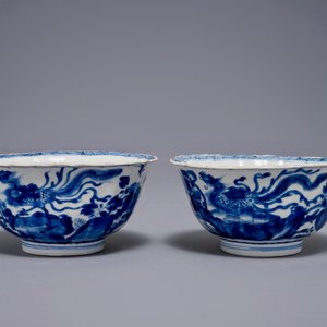 Une paire de bols lobés aux phénix en porcelaine de Chine bleu et blanc, Kangxi — photo 5