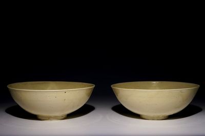 Une paire de bols monochromes emaillés en couleur crème, Chine, Song du Nord ou Jin