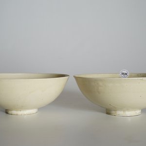 Une paire de bols monochromes emaillés en couleur crème, Chine, Song du Nord ou Jin — photo 4