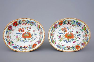 Une paire de bols ovales en porcelaine de Chine pour l'export à décor "Pompadour", vers 1745