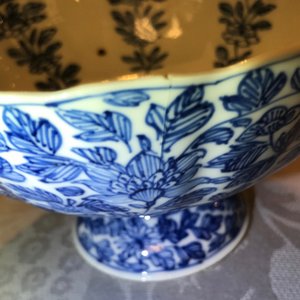 Une paire de bols sur piedouche en porcelaine de Chine bleu et blanc, Kangxi — photo 11