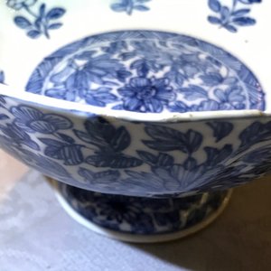 Une paire de bols sur piedouche en porcelaine de Chine bleu et blanc, Kangxi — photo 14