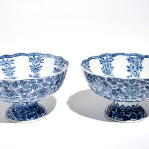 Une paire de bols sur piedouche en porcelaine de Chine bleu et blanc, Kangxi — photo 8