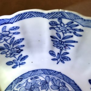 Une paire de bols sur piedouche en porcelaine de Chine bleu et blanc, Kangxi — photo 10