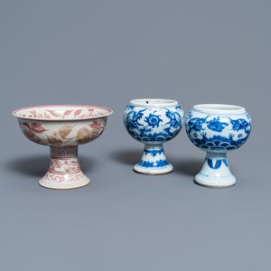 Une paire de bols sur piedouche en porcelaine de Chine en bleu et blanc et un en rouge de cuivre, 19/20ème — photo 1