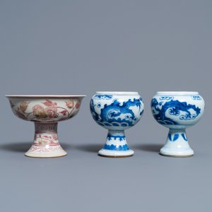 Une paire de bols sur piedouche en porcelaine de Chine en bleu et blanc et un en rouge de cuivre, 19/20ème — photo 3