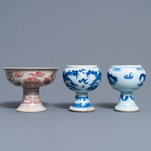 Une paire de bols sur piedouche en porcelaine de Chine en bleu et blanc et un en rouge de cuivre, 19/20ème — photo 4