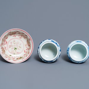 Une paire de bols sur piedouche en porcelaine de Chine en bleu et blanc et un en rouge de cuivre, 19/20ème — photo 6