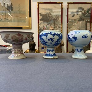 Une paire de bols sur piedouche en porcelaine de Chine en bleu et blanc et un en rouge de cuivre, 19/20ème — photo 10