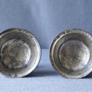 Une paire de bols sur piedouches en laque burgauté, Chine, Kangxi — photo 11