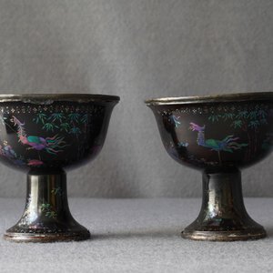 Une paire de bols sur piedouches en laque burgauté, Chine, Kangxi — photo 8
