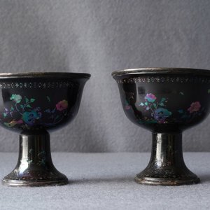 Une paire de bols sur piedouches en laque burgauté, Chine, Kangxi — photo 10