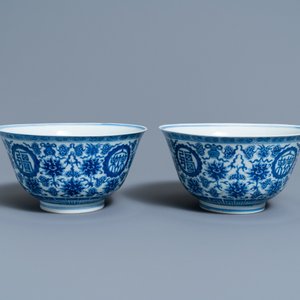 Une paire de bols 'wan shou wu jiang' en porcelaine de Chine en bleu et blanc, marque et époque de Qianlong — photo 2