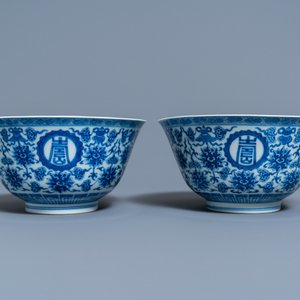 Une paire de bols 'wan shou wu jiang' en porcelaine de Chine en bleu et blanc, marque et époque de Qianlong — photo 4
